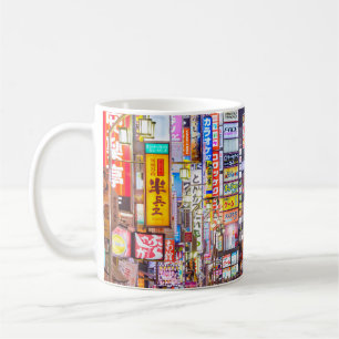 TOKYO, JAPAN - 14. MÄRZ 2014: Schilder säumen dich Kaffeetasse