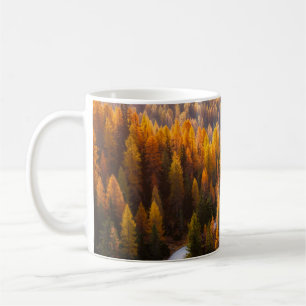 Tolles Panorama einer kurvenreichen Straße. Dramat Kaffeetasse