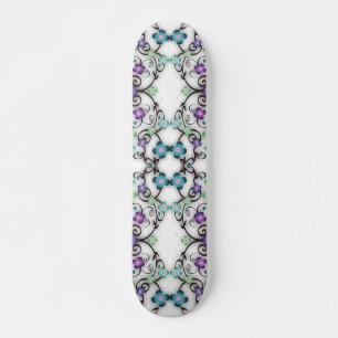 Tolles Spitzenmuster aus blauvioletten Blumen Skateboard