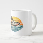 Tom Retro-Sonnenuntergangs-Name-Design Jumbo-Tasse (Vorderseite Rechts)