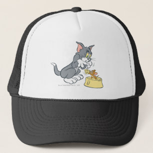 Tom und Jerry füttern die Katze Truckerkappe