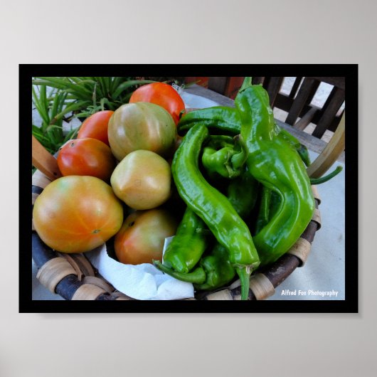 Tomaten und grüne Paprika im Korb Poster (Vorne)