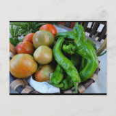 Tomaten und grüne Paprika im Korb Postkarte (Vorderseite)