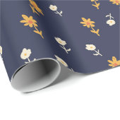 Töne Blume in Gelb und Creme auf marineblauen Geschenkpapier (Rolleneckpunkt)