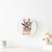 Too Cute to Be Serious – Funny French Bulldog Runde Wanduhr (Zuhause)