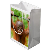 Too Cute to Handle – Little Orangutan Mittlere Geschenktüte (Rückseite Schrägansicht)