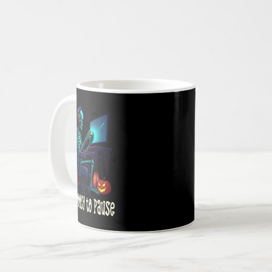 Too Spooky To Pause – Funny Halloween Skeleton Gam Kaffeetasse (Vorderseite Links)