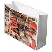 Tools Antiquitätenwerkzeug Rustikal Roter Mann Große Geschenktüte (Vorderseite Schrägansicht)