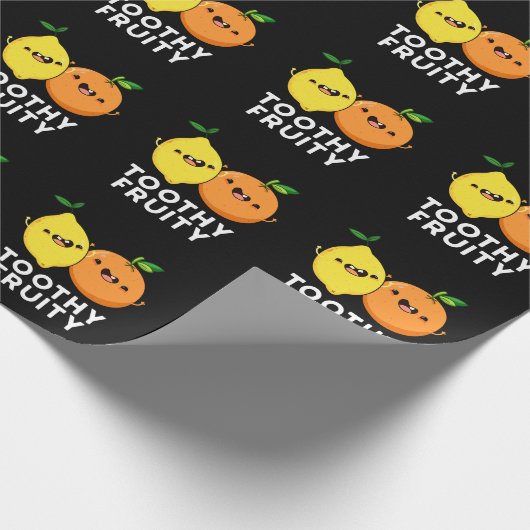 Toothy Fruity Funny Fruit Pun Dark BG Geschenkpapier (Ecke)