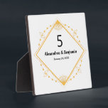 Top Number Wedding Gold White Personalize Fotoplatte<br><div class="desc">Table Top Number Wedding Gold White Personalize Plaque ist ideal,  um diese besondere Touch zu Ihrer Hochzeit oder anderen Veranstaltungen hinzuzufügen. Personalisieren Sie es mit Ihren Informationen.</div>