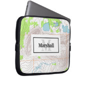 Topografische Karte mit Ihrem Namen und Monogramm Laptopschutzhülle (Vorne Rechts)