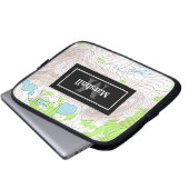 Topografische Karte mit Ihrem Namen und Monogramm Laptopschutzhülle (Vorne Knopf)