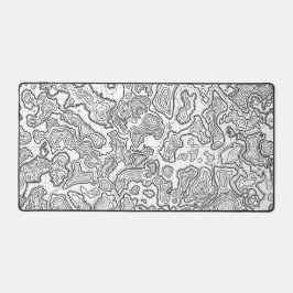 Topografische Karte mit weißer Gaming-Maus auf dem Schreibtischunterlage