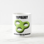 Topologie erfordert eine verdrehte Fantasie Kaffeetasse (Mittel)