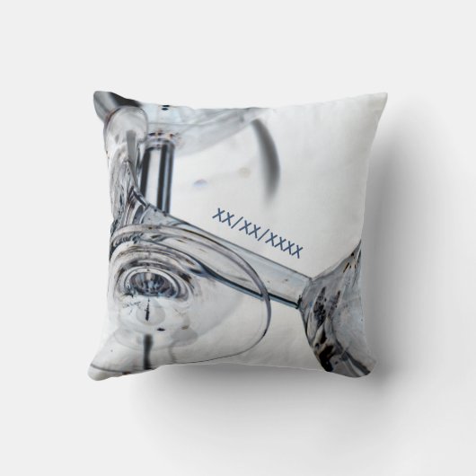 Toppled Crystal Wine Goblets Kissen (Rückseite)