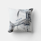 Toppled Crystal Wine Goblets Kissen (Vorderseite)