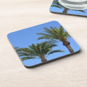 Tops von Palmen gegen den blauen Himmel Getränkeuntersetzer (Linke Seite)