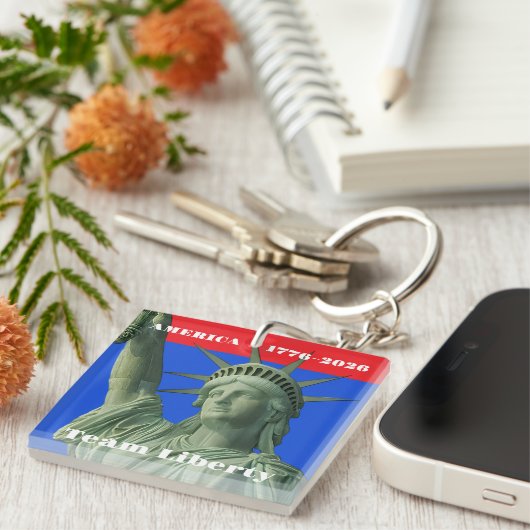 Torch High! Liberty Emblem • 1776–2026 USA Schlüsselanhänger (Vorderseite rechts)