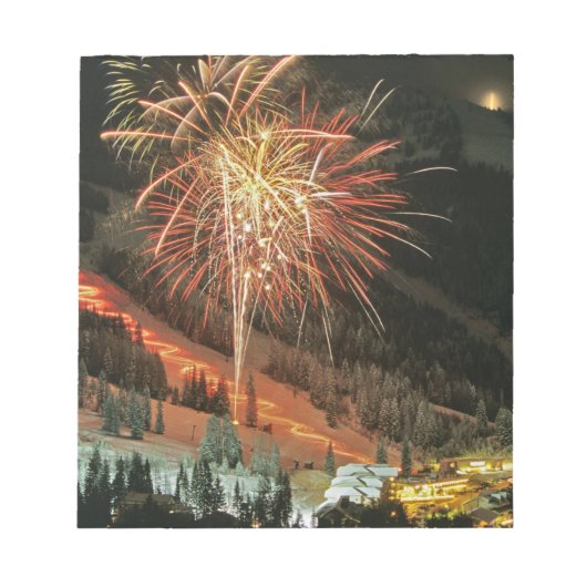 Torchlight-Parade und Feuerwerk im Winter Notizblock (Vorderseite)