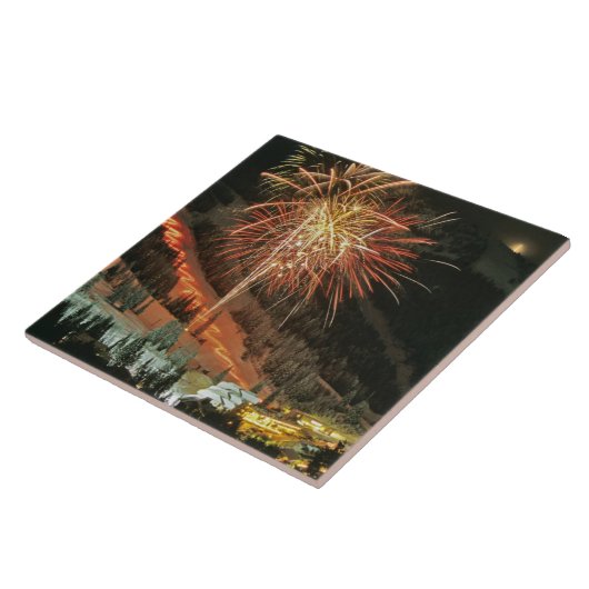 Torchlightparade und -Feuerwerke während des Fliese (Seite)