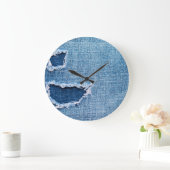 Torn denim Stoff Textur, blaue Farben. Große Wanduhr (Zuhause)