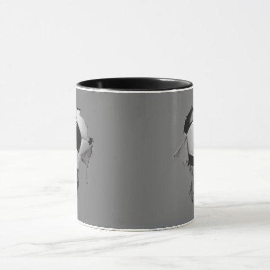 Torn Soccer Ringer Tasse (Zentrum)