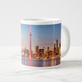 Toronto Skyline bei Sunset Jumbo-Tasse (Vorderseite Rechts)
