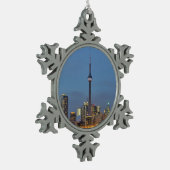 Toronto-Skyline nachts Schneeflocken Zinn-Ornament (Links)