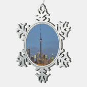 Toronto-Skyline nachts Schneeflocken Zinn-Ornament (Rechts)