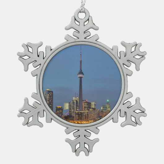 Toronto-Skyline nachts Schneeflocken Zinn-Ornament (Vorderseite)