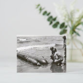 Torpedos aus dem Zweiten Weltkrieg am Strand, ANzi Postkarte (Stehend Vorderseite)