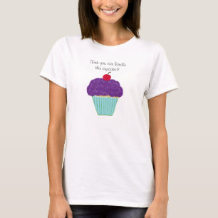 Torte mit lila Frosting und Haltung Frauen-Shirt T-Shirt