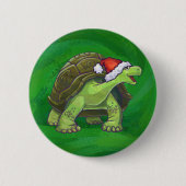 Tortoise in der Weihnachtsmannmütze auf grün Button (Vorderseite)