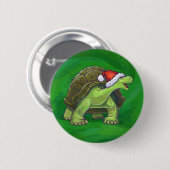 Tortoise in der Weihnachtsmannmütze auf grün Button (Vorne & Hinten)