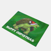 Tortoise in der Weihnachtsmannmütze auf grün Fußmatte (Schrägansicht)