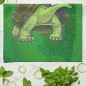 Tortoise in der Weihnachtsmannmütze auf grün Handtuch (Gefaltet)