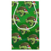 Tortoise in der Weihnachtsmannmütze auf grün Kleine Geschenktüte (Rückseite)