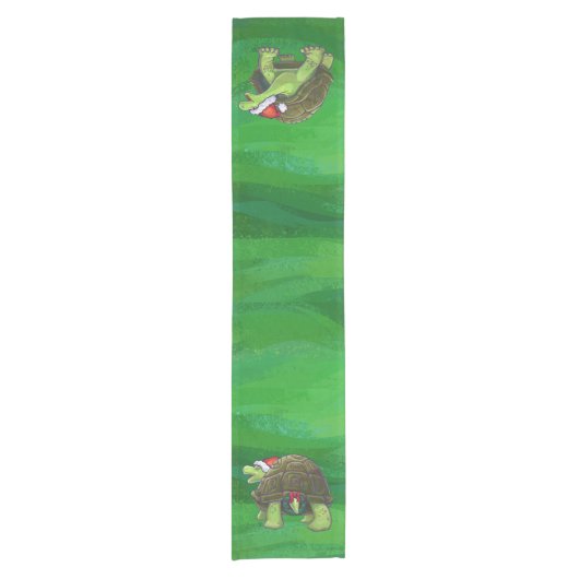 Tortoise in der Weihnachtsmannmütze auf grün Kurzer Tischläufer (Vorderseite)