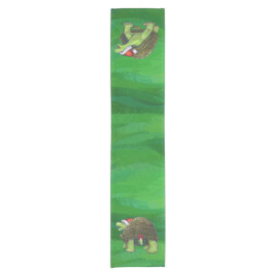 Tortoise in der Weihnachtsmannmütze auf grün Kurzer Tischläufer