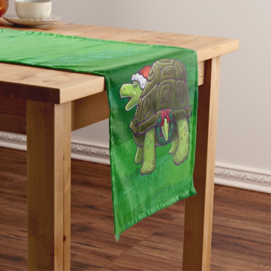 Tortoise in der Weihnachtsmannmütze auf grün Kurzer Tischläufer (Beispiel)