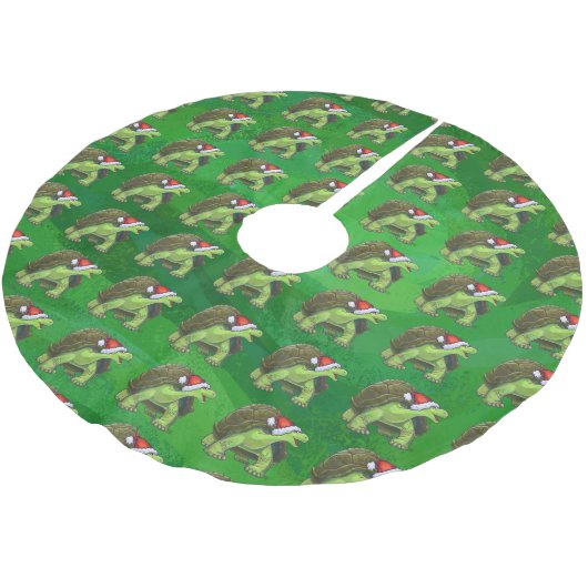 Tortoise in der Weihnachtsmannmütze auf grün Polyester Weihnachtsbaumdecke (Schrägansicht)