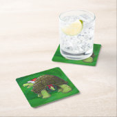 Tortoise in der Weihnachtsmannmütze auf grün Rechteckiger Pappuntersetzer (Vor Ort)