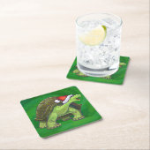 Tortoise in der Weihnachtsmannmütze auf grün Rechteckiger Pappuntersetzer (Vor Ort)