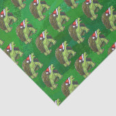 Tortoise in der Weihnachtsmannmütze auf grün Seidenpapier (Ausschnitt)