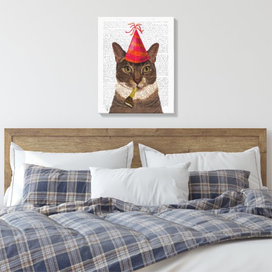Tortoiseshell Chat mit Party Hat Leinwanddruck (Insitu (Schlafzimmer))