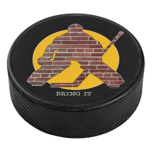 Torwart bei Hockey hinter Backsteinmauer Eishockey Puck