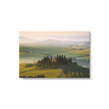 Toskanische Hügellandschaft bei Sonnenaufgang