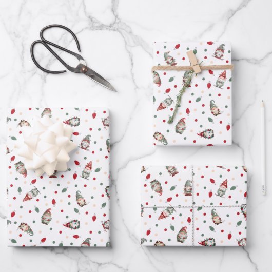 Tossed Gnomes Wrapped in Lights on White Geschenkpapier Set (Vorderseite)