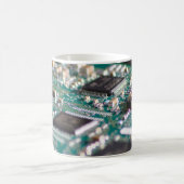Total digital zum Morgenkaffee! Kaffeetasse (Mittel)
