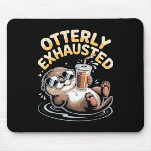 Total erschöpfter lustiger Seeotter mit Eiskaffee Mousepad